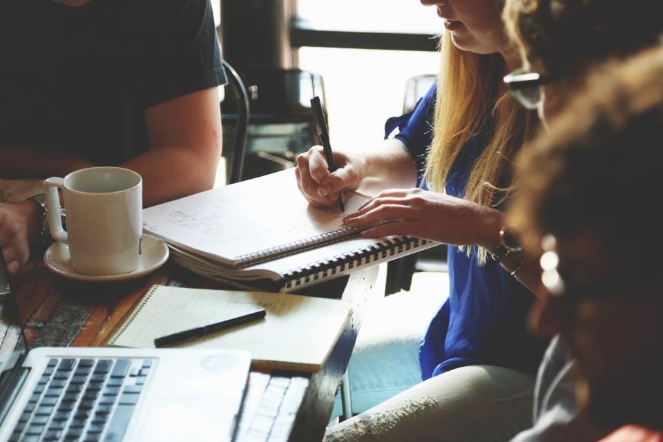 Equipe compartilhando ideias em uma mesa de trabalho